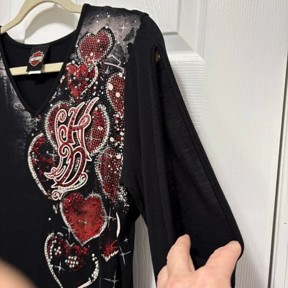 Harley-Davidson Black Long-Sleeve V-Neck Top with Red Heart Embellishments Y2K - Picture 7 of 15
